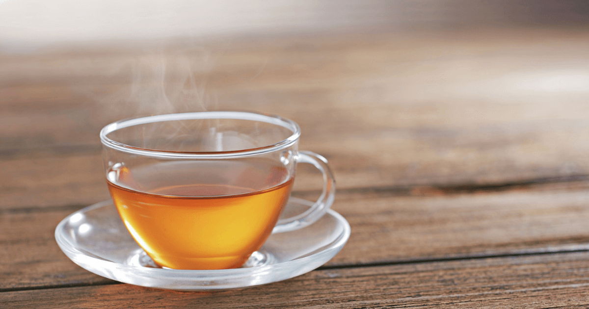 温かいお茶を飲みながら疑問を整理するイメージ
