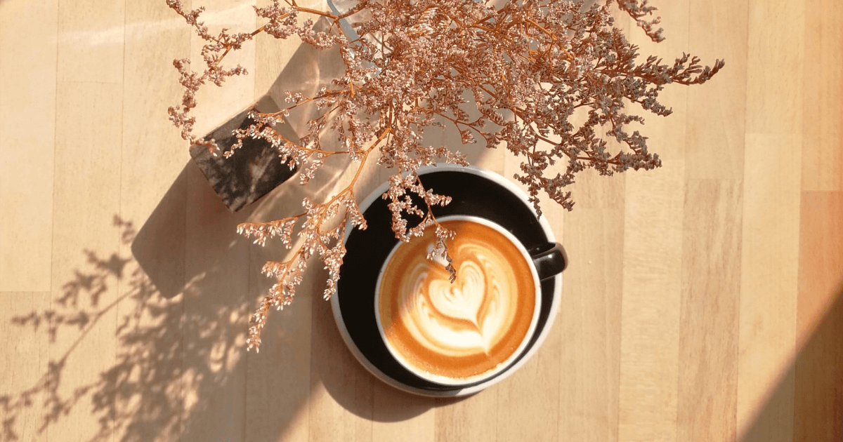 花とコーヒーのある落ち着いた暮らし